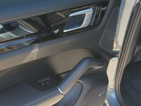 Used 2020 Porsche Cayenne E-Hybrid image 11