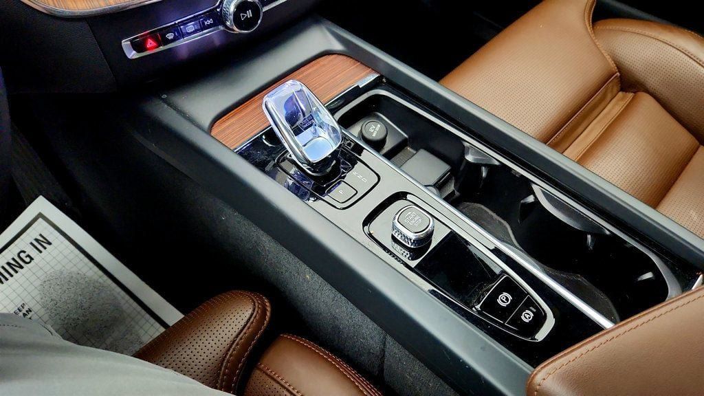 Used 2024 Volvo XC60 T8 Ultimate w/ Climate Package AWD/4WD image 16