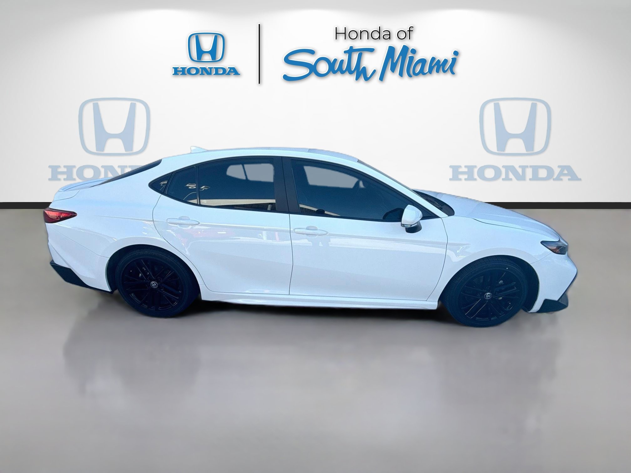Used 2025 Toyota Camry SE w/ Convenience Package FWD image 8