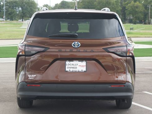 Used 2024 Toyota Sienna XLE image 3