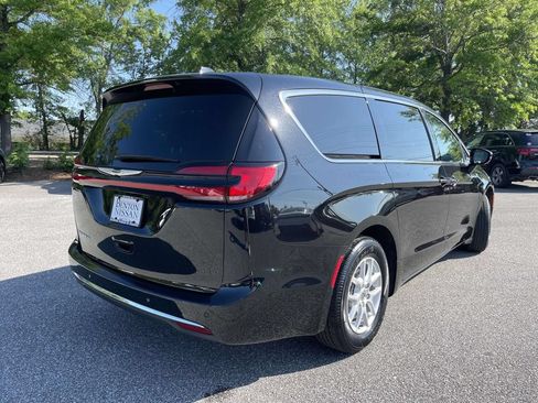 Used 2025 Chrysler Pacifica Select FWD image 3