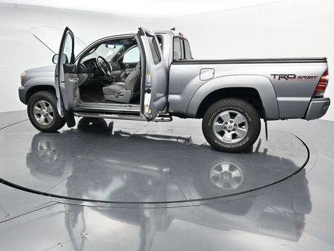 Used 2015 Toyota Tacoma 4x4 Access Cab V6 w/ TRD Sport Package image 39