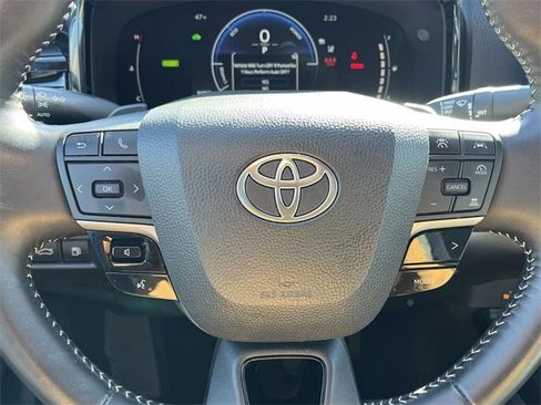 Used 2025 Toyota Camry SE image 19