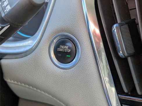 Used 2021 Chevrolet Traverse LT image 25