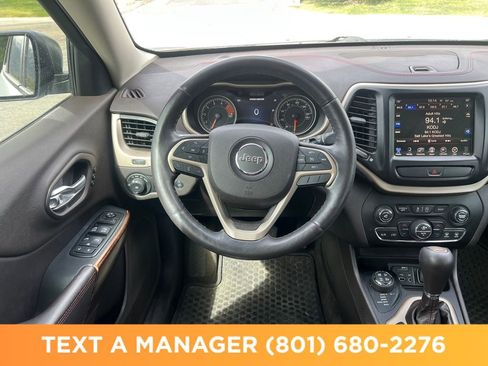 Used 2017 Jeep Cherokee Trailhawk AWD/4WD image 17