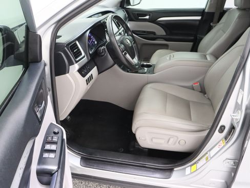 Used 2019 Toyota Highlander XLE FWD image 14