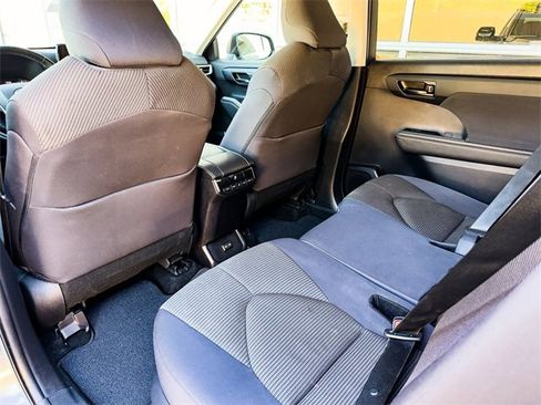 Used 2024 Toyota Highlander LE image 26