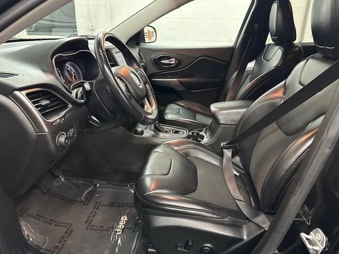 Used 2019 Jeep Cherokee Latitude Plus w/ Cold Weather Group AWD/4WD image 19