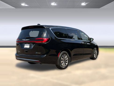 Used 2024 Chrysler Pacifica Touring-L FWD image 9