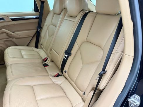 Used 2017 Porsche Cayenne w/ Premium Plus Package AWD/4WD image 35