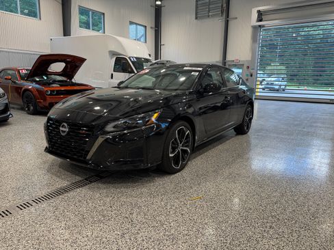 Used 2025 Nissan Altima 2.5 SR AWD/4WD image 2