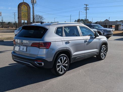 Used 2023 Volkswagen Taos SE w/ Panoramic Sunroof Package image 3