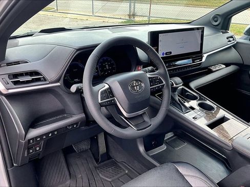 Used 2025 Toyota Sienna Platinum image 17