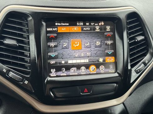Used 2017 Jeep Cherokee Limited w/ Luxury Group FWD image 23