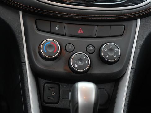 Used 2020 Chevrolet Trax LT w/ LT Convenience Package image 24