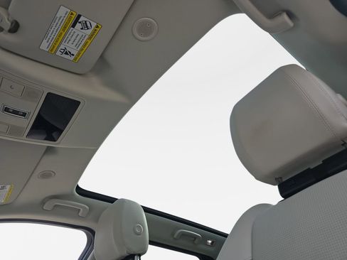 Used 2025 Land Rover Discovery Sport S image 30