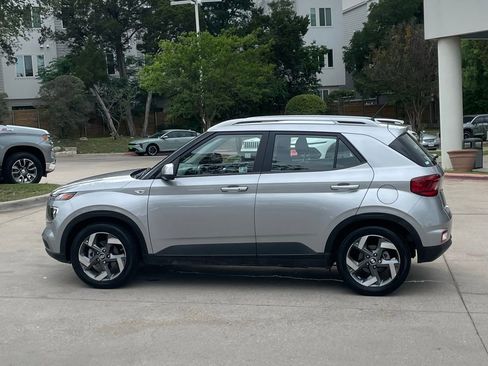Used 2025 Hyundai Venue SEL FWD image 3