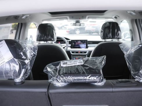 Used 2025 Volkswagen Taos SE image 27