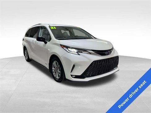 Used 2021 Toyota Sienna XSE w/ XSE Plus Package image 3