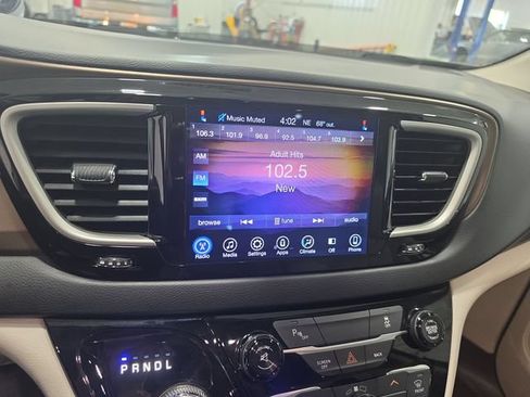 Used 2017 Chrysler Pacifica Touring FWD image 11