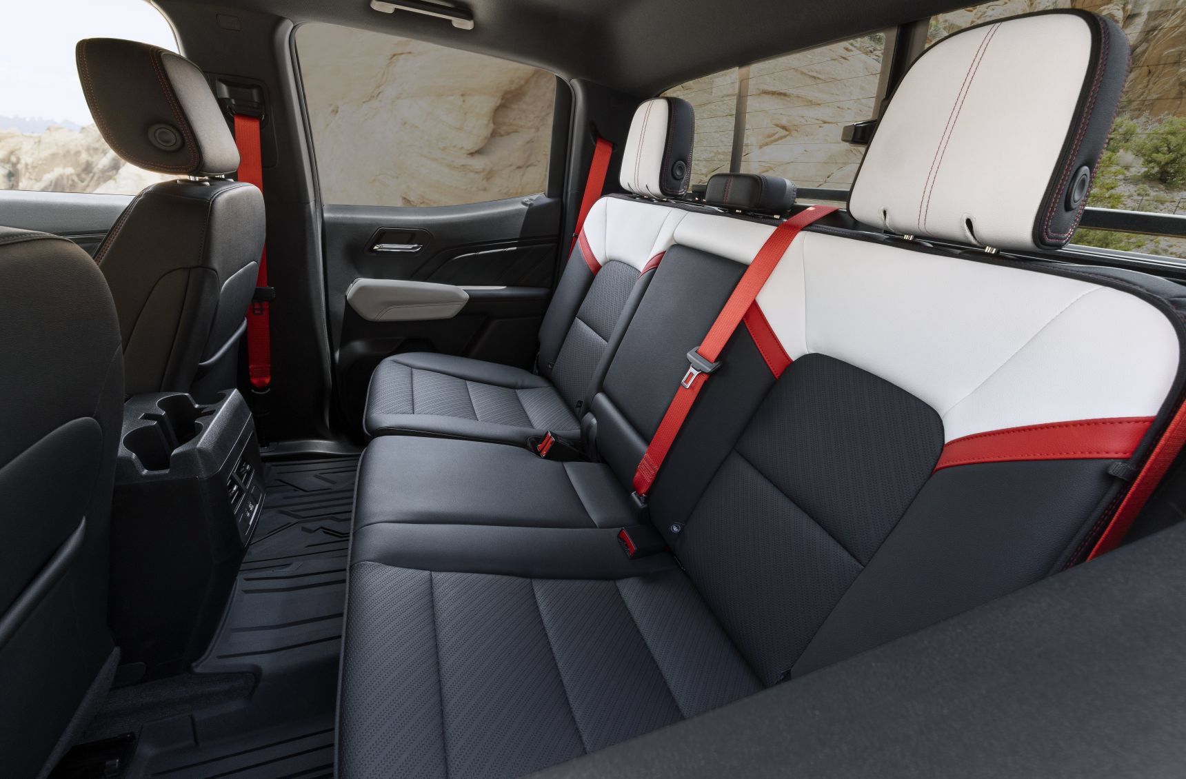 New 2026 GMC Canyon AT4 w/ Technology Plus Package AWD/4WD image 5