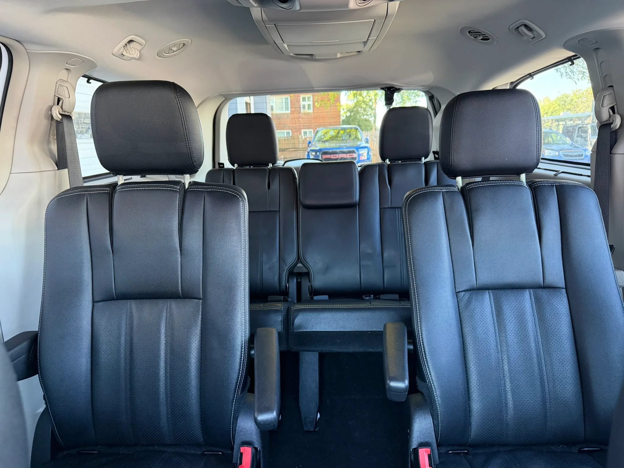 Used 2016 Chrysler Town & Country Touring-L FWD image 26