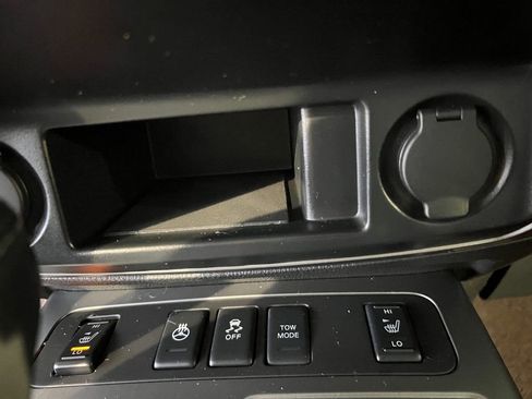 Used 2013 Nissan Armada Platinum image 36