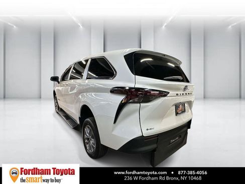 Used 2026 Toyota Sienna LE FWD image 6