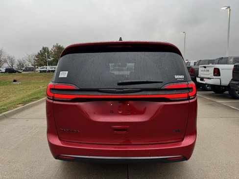 New 2026 Chrysler Pacifica Select image 6