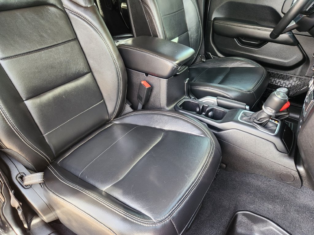 Used 2018 Jeep Wrangler Unlimited Sahara AWD/4WD image 14