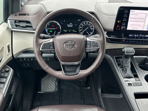 Used 2023 Toyota Sienna Platinum image 16