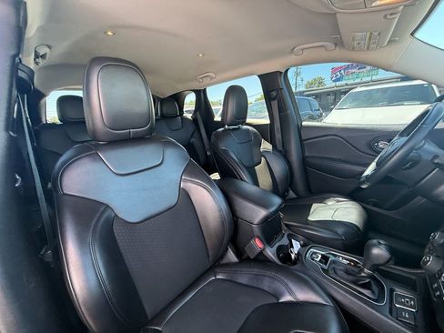 Used 2019 Jeep Cherokee Latitude Plus FWD image 23
