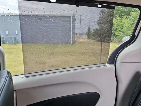 Used 2023 Chrysler Pacifica Touring-L FWD image 18