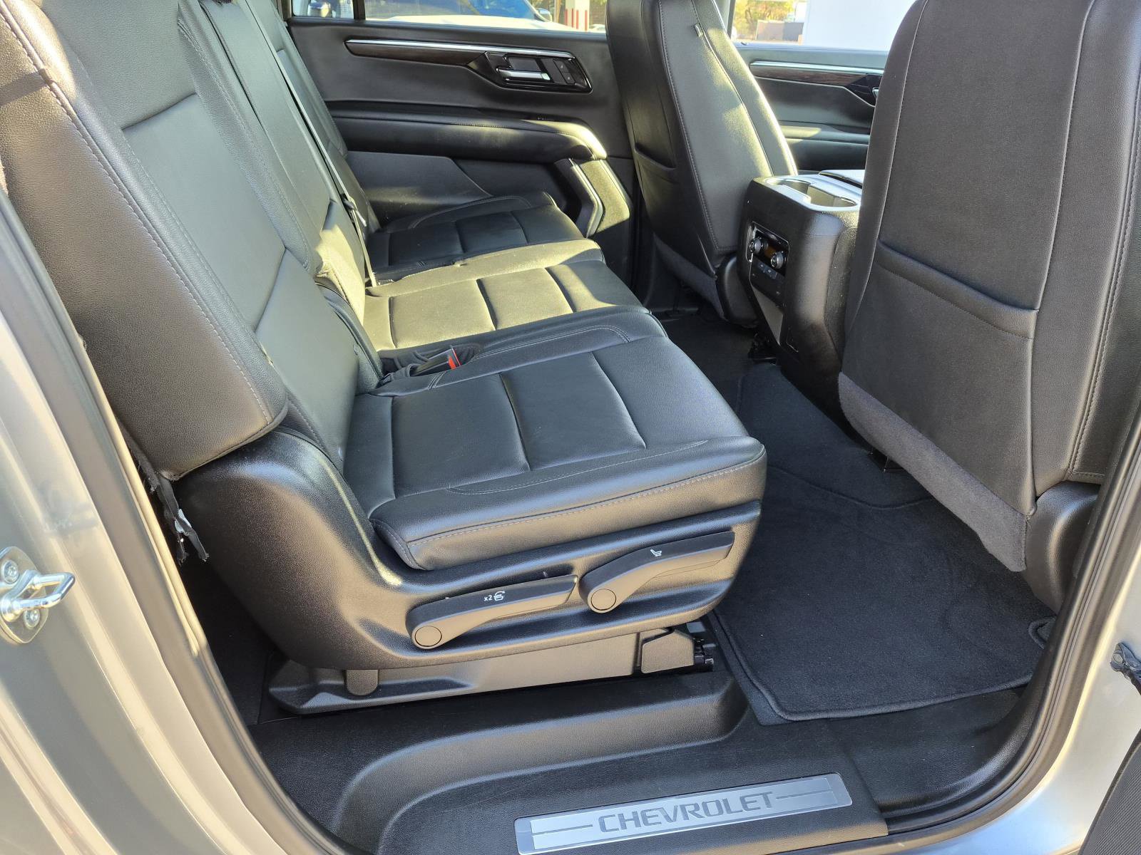Used 2025 Chevrolet Suburban Z71 AWD/4WD image 12