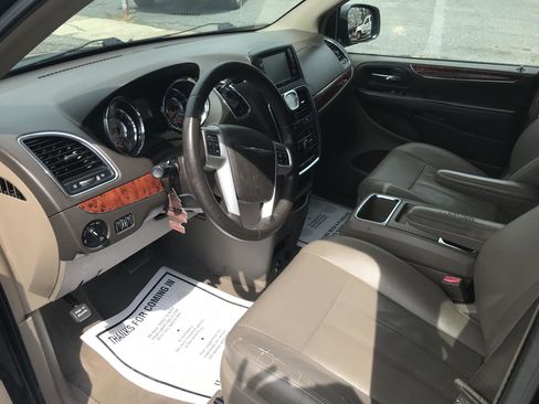 Used 2016 Chrysler Town & Country Touring image 8