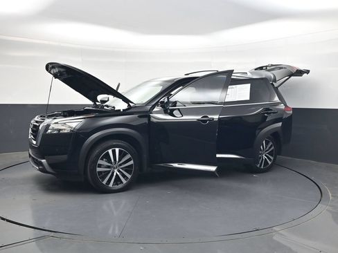 Certified 2025 Nissan Pathfinder Platinum w/ Cargo Package FWD image 46