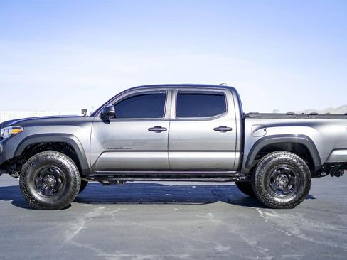 Used 2018 Toyota Tacoma TRD Off-Road w/ Technology Package image 8