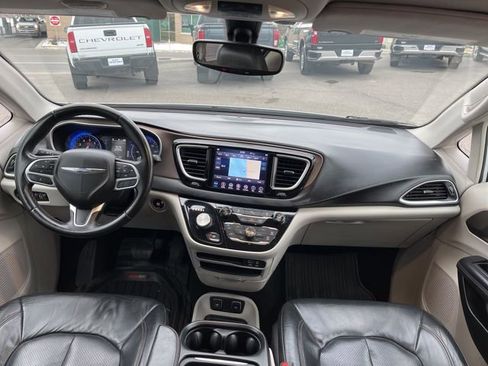 Used 2018 Chrysler Pacifica Touring-L w/ Premium Audio Group FWD image 37