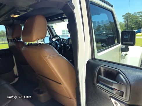 Used 2016 Jeep Wrangler Unlimited Sahara w/ Connectivity Group AWD/4WD image 17