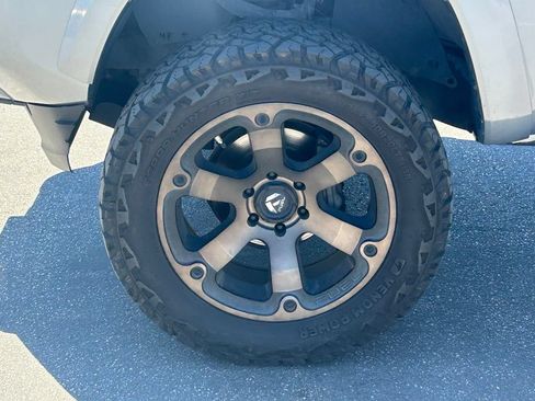 Used 2018 Toyota Tacoma SR5 AWD/4WD image 13