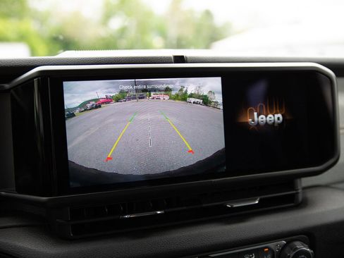 Used 2024 Jeep Wrangler Unlimited AWD/4WD image 18