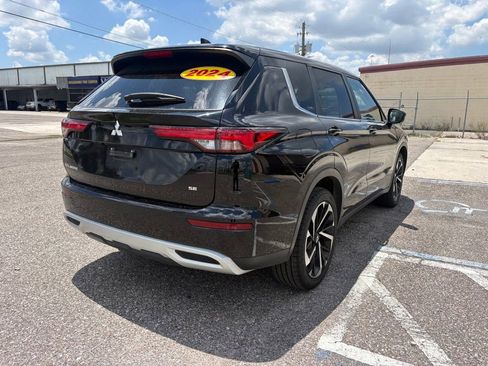 Used 2024 Mitsubishi Outlander SE Black Edition FWD image 3