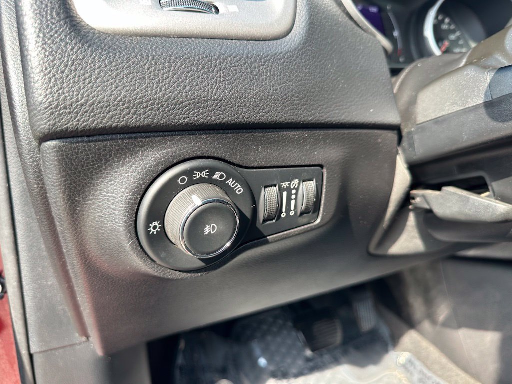 Used 2020 Jeep Compass Latitude w/ Cold Weather Group AWD/4WD image 16