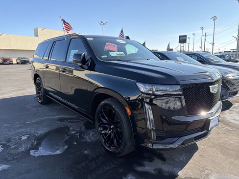 Used 2023 Cadillac Escalade ESV Sport Platinum w/ LPO, ONYX Package image 3