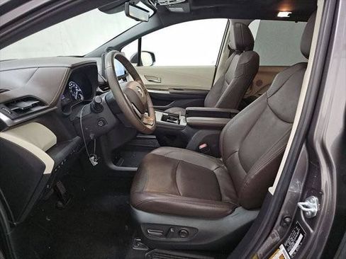 Used 2024 Toyota Sienna Platinum AWD/4WD image 17