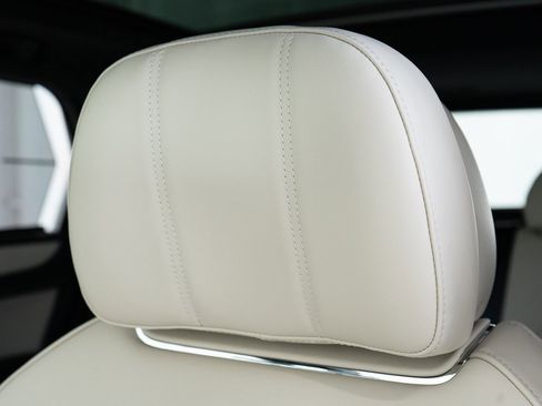 New 2025 Bentley Bentayga V8 image 17