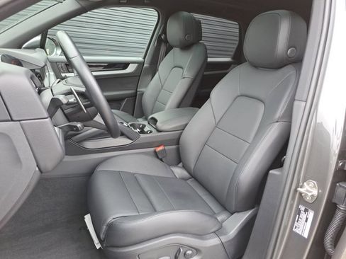 Certified 2024 Porsche Cayenne image 4