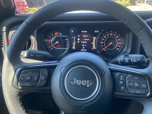 Used 2025 Jeep Wrangler Unlimited Rubicon image 37