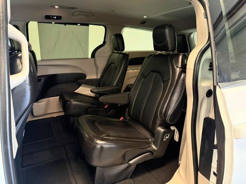Used 2023 Chrysler Pacifica Touring-L FWD image 21