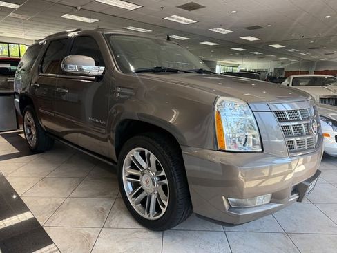 Used 2013 Cadillac Escalade Premium RWD image 1